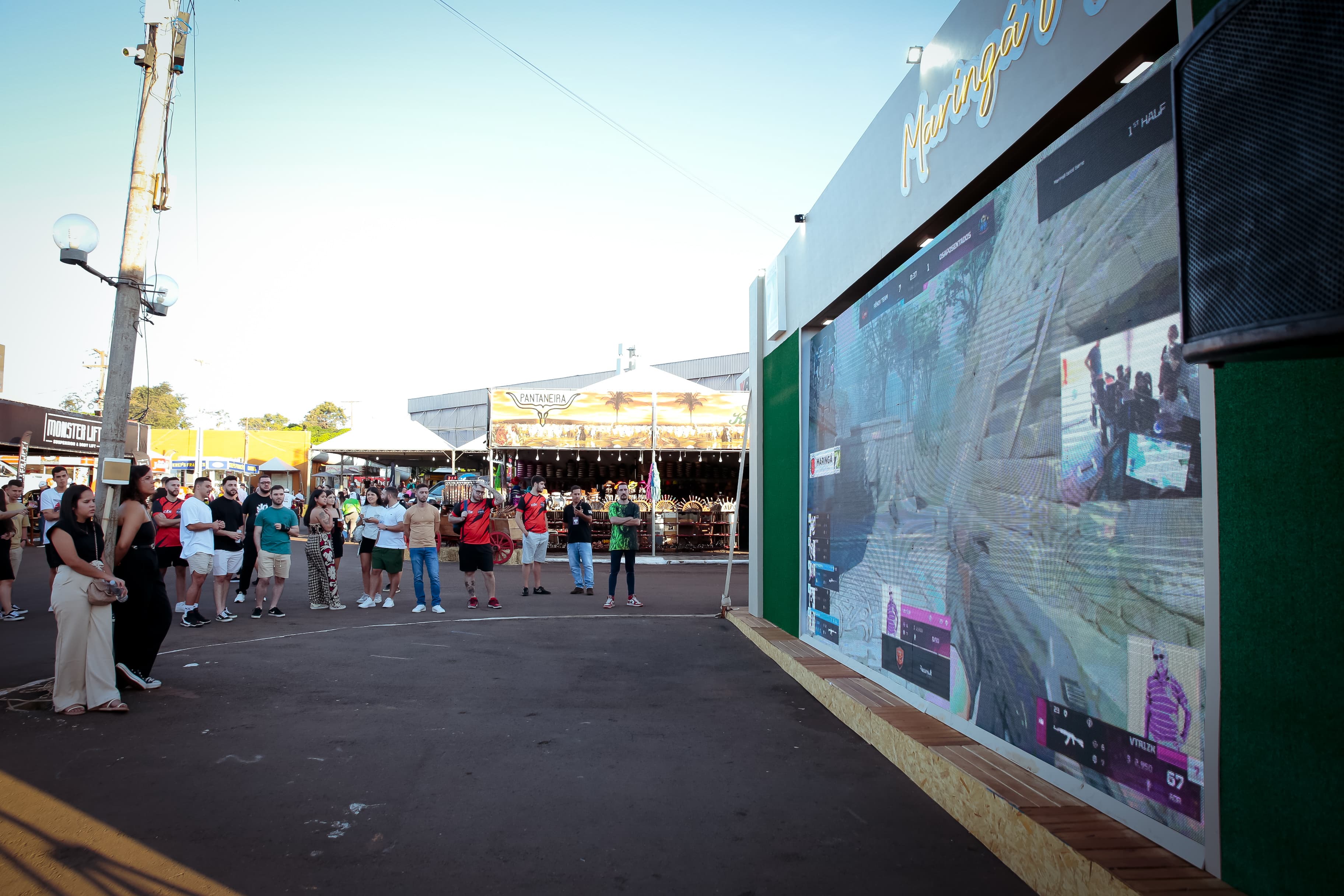 Evento presencial Maringá Good Game — telão externo