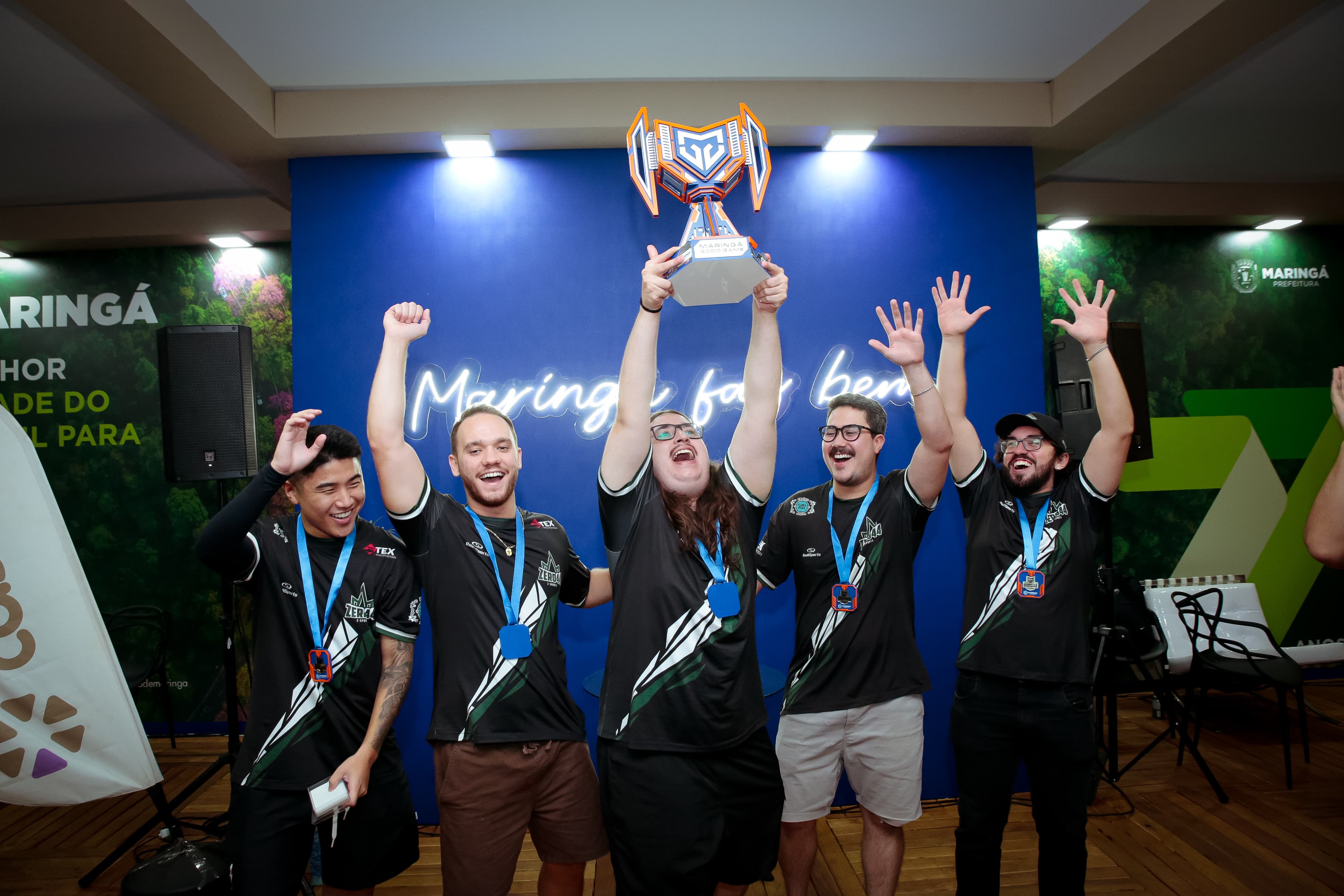 Time Metanoia comemorando vitória com troféu