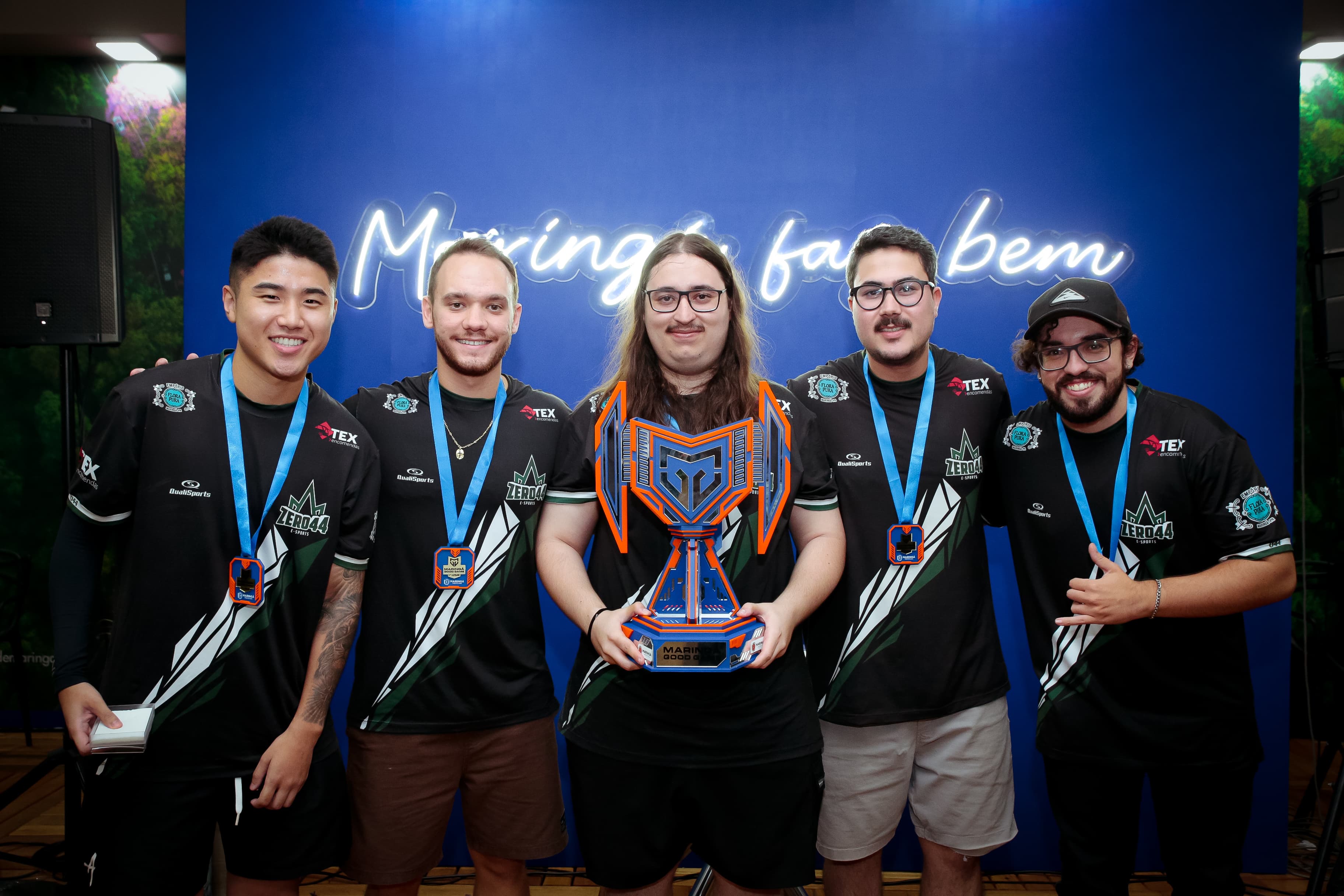 Time Metanoia com troféu Maringá Good Game